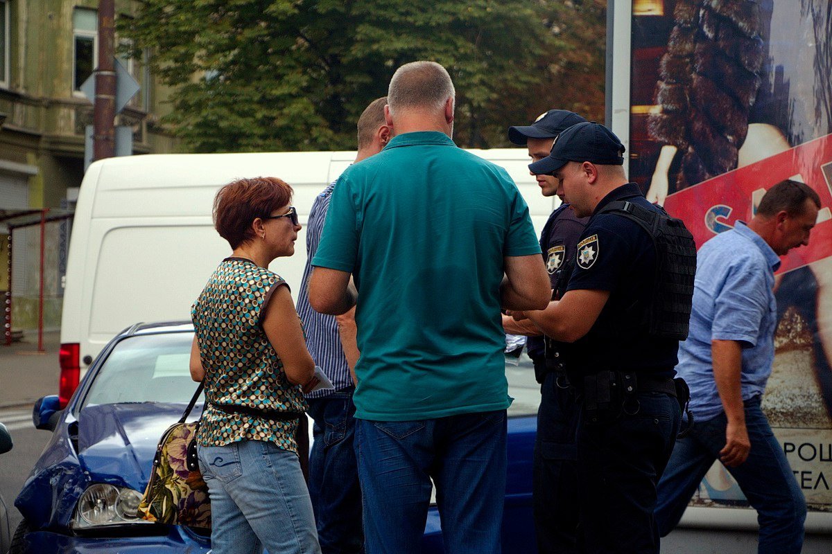 На Яворницкого машины вылетели на центральную аллею: есть пострадавший 6