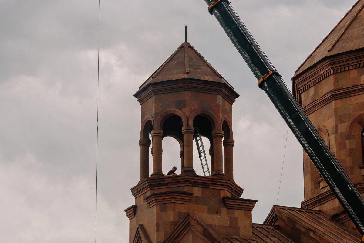 В Днепре епископ освятил кресты и колокола Армянской церкви 1