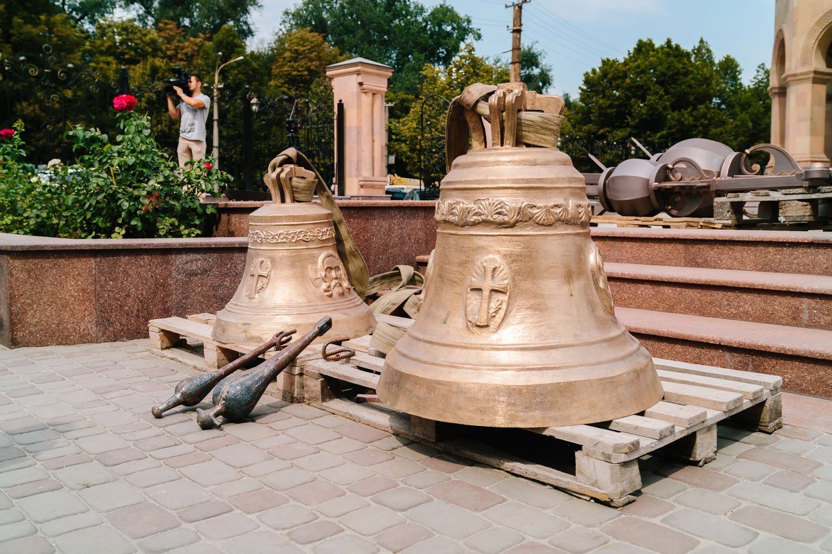 В Днепре епископ освятил кресты и колокола Армянской церкви 2