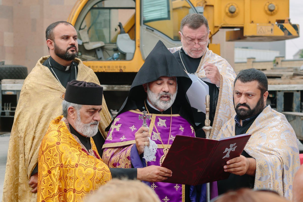 В Днепре епископ освятил кресты и колокола Армянской церкви 3