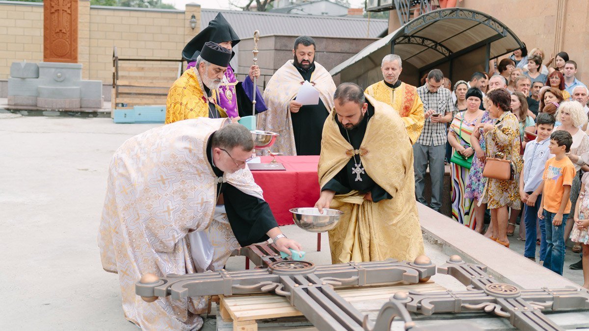 В Днепре епископ освятил кресты и колокола Армянской церкви 4