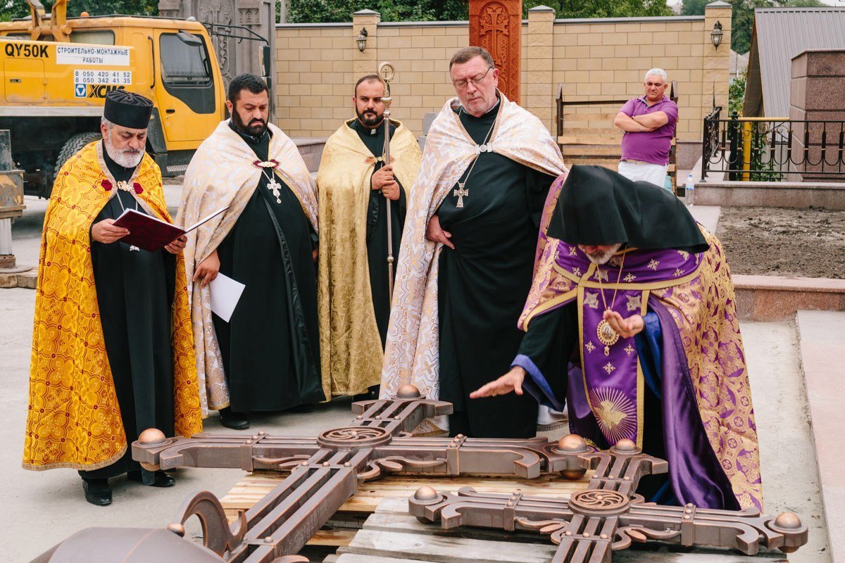 В Днепре епископ освятил кресты и колокола Армянской церкви 5