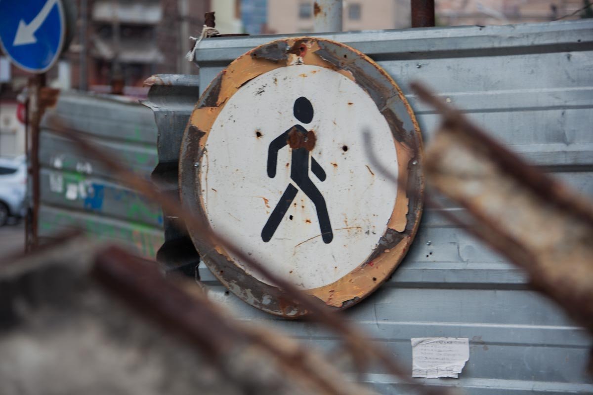 В центре Днепра балкон здания обвалился на автомобиль 1