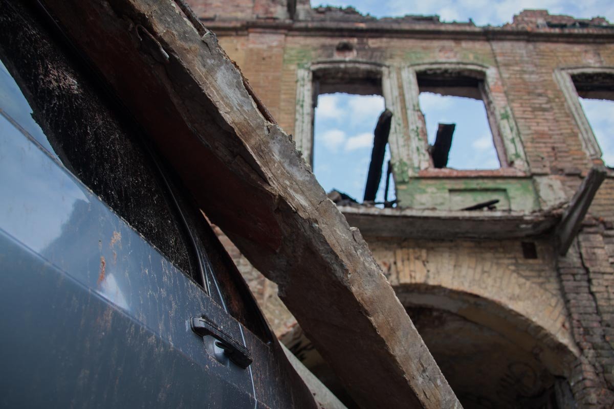 В центре Днепра балкон здания обвалился на автомобиль 2