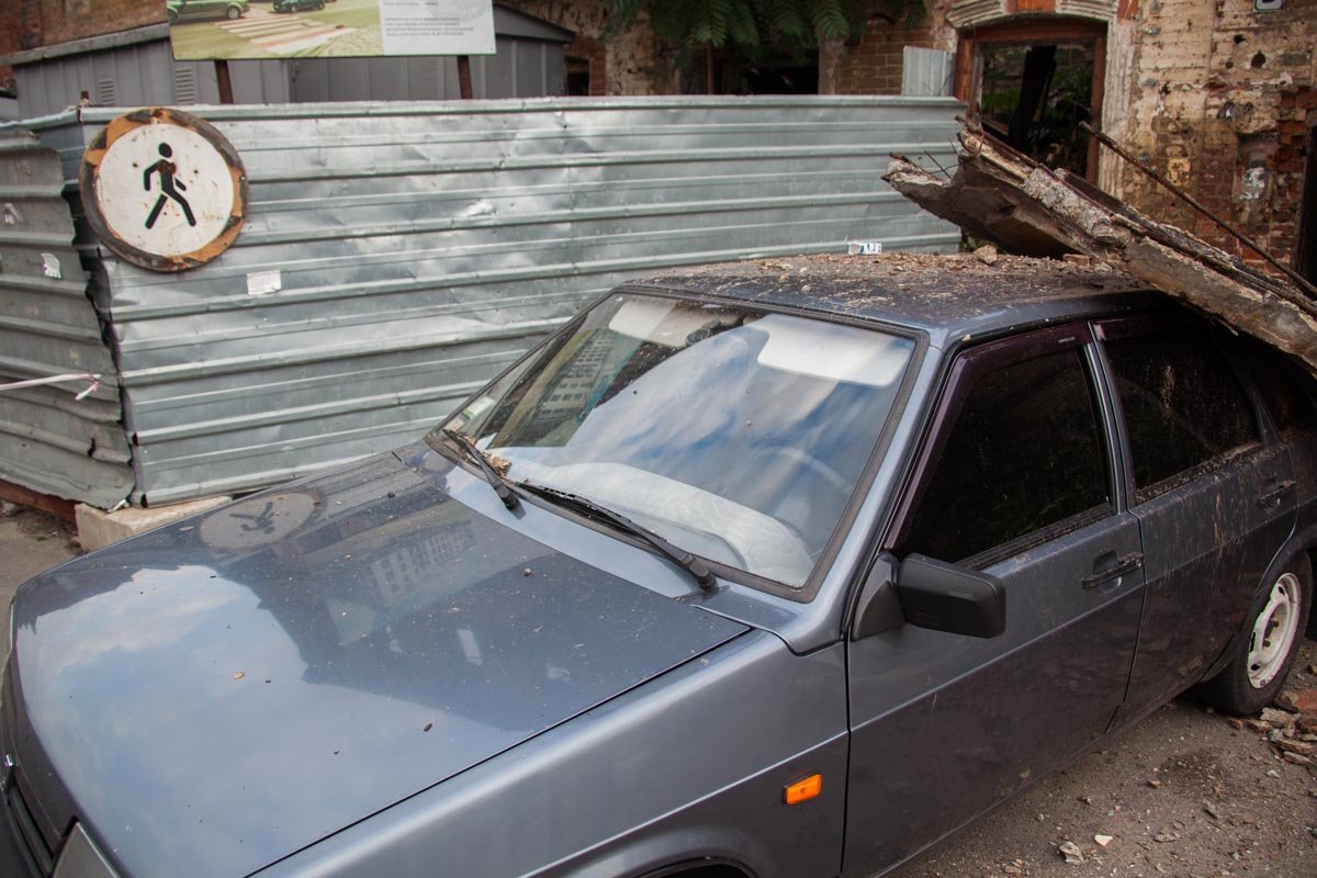 В центре Днепра балкон здания обвалился на автомобиль 3