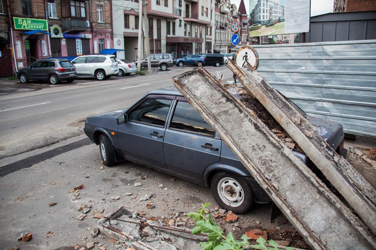 В центре Днепра балкон здания обвалился на автомобиль 4