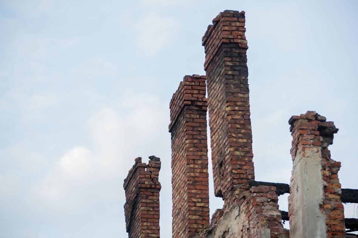 В центре Днепра балкон здания обвалился на автомобиль 5