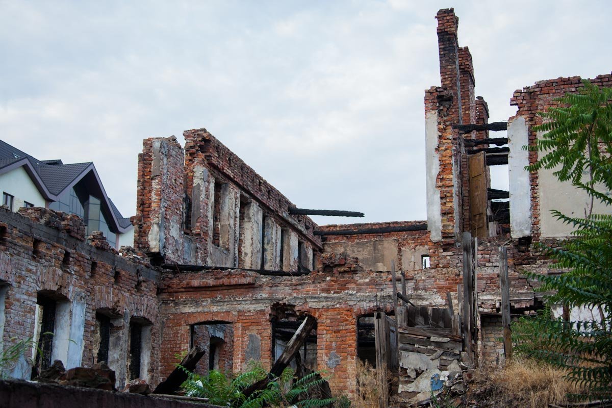 В центре Днепра балкон здания обвалился на автомобиль 6