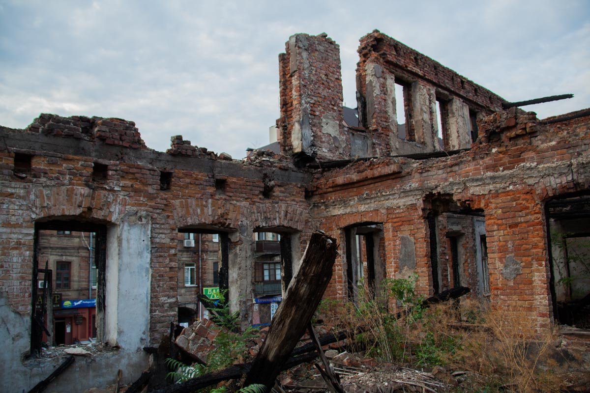 В центре Днепра балкон здания обвалился на автомобиль 8