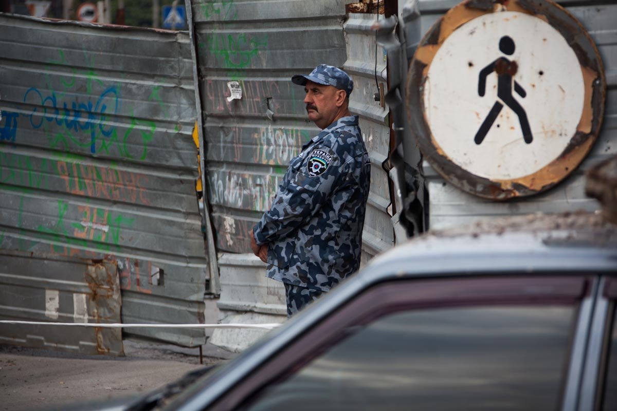 В центре Днепра балкон здания обвалился на автомобиль 9