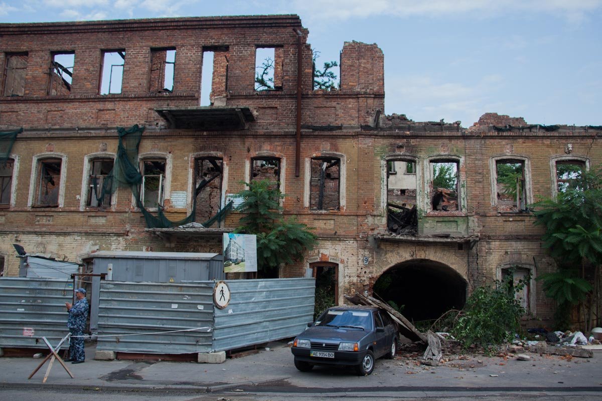 В центре Днепра балкон здания обвалился на автомобиль 10