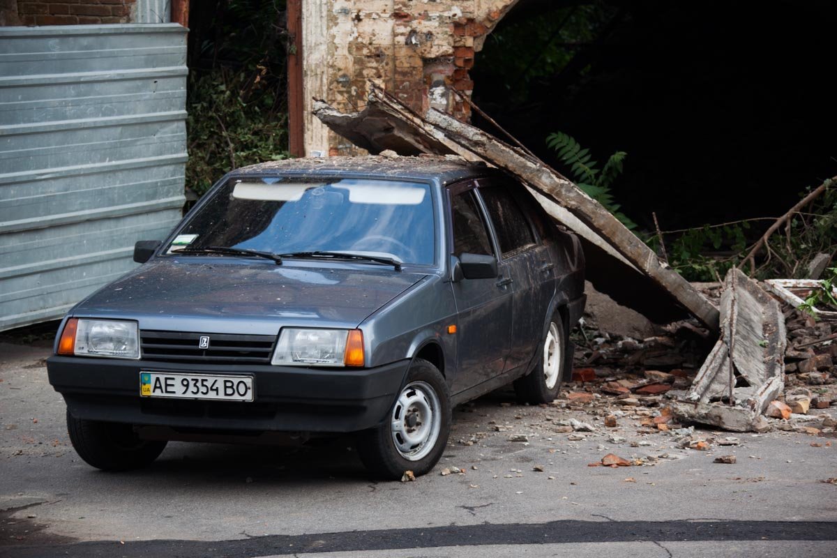 В центре Днепра балкон здания обвалился на автомобиль 11
