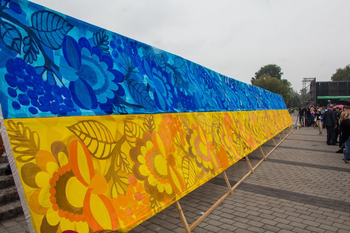 На Фестивальном причале в Днепре развернули самый большой флаг Украины 1