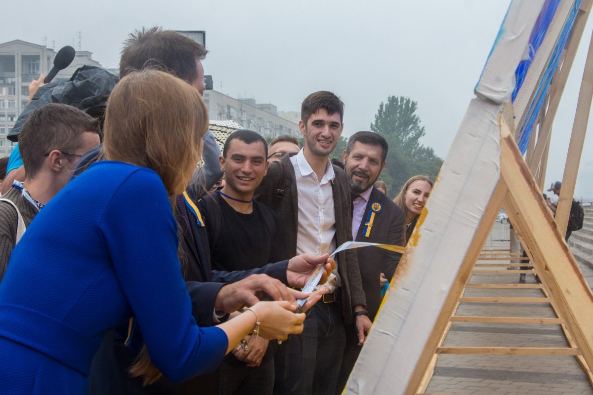 На Фестивальном причале в Днепре развернули самый большой флаг Украины 2