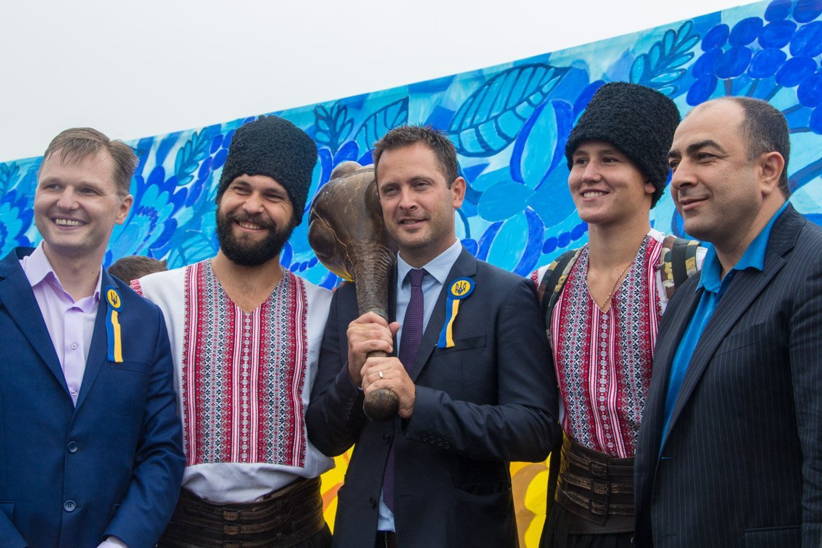 На Фестивальном причале в Днепре развернули самый большой флаг Украины 3