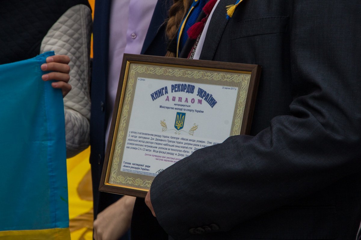 На Фестивальном причале в Днепре развернули самый большой флаг Украины 4