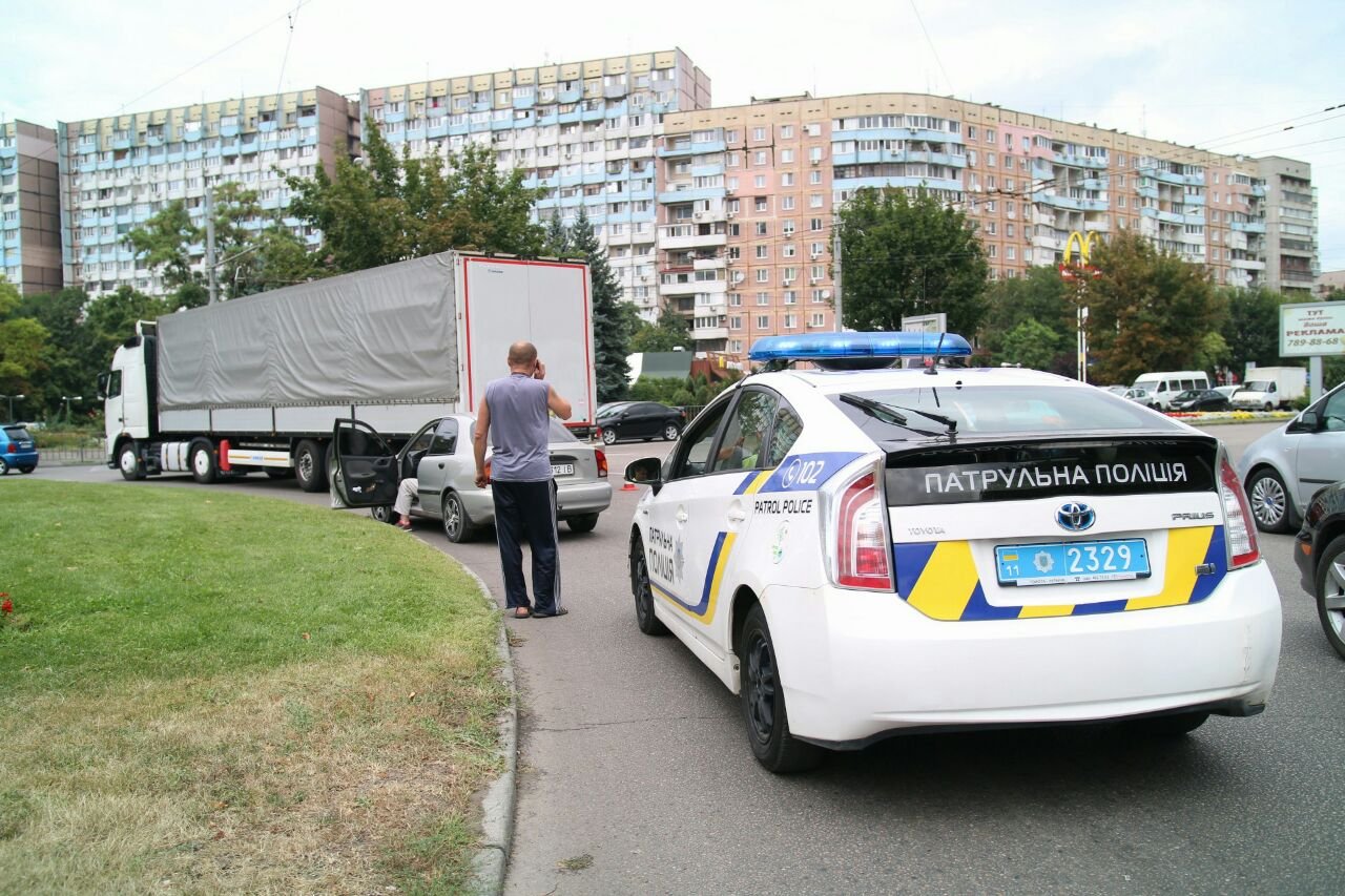 Возле ТЦ "Дафи" столкнулись фура и Daewoo: образовалась пробка 1