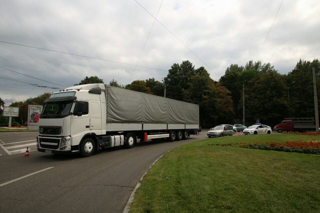 Возле ТЦ "Дафи" столкнулись фура и Daewoo: образовалась пробка 2