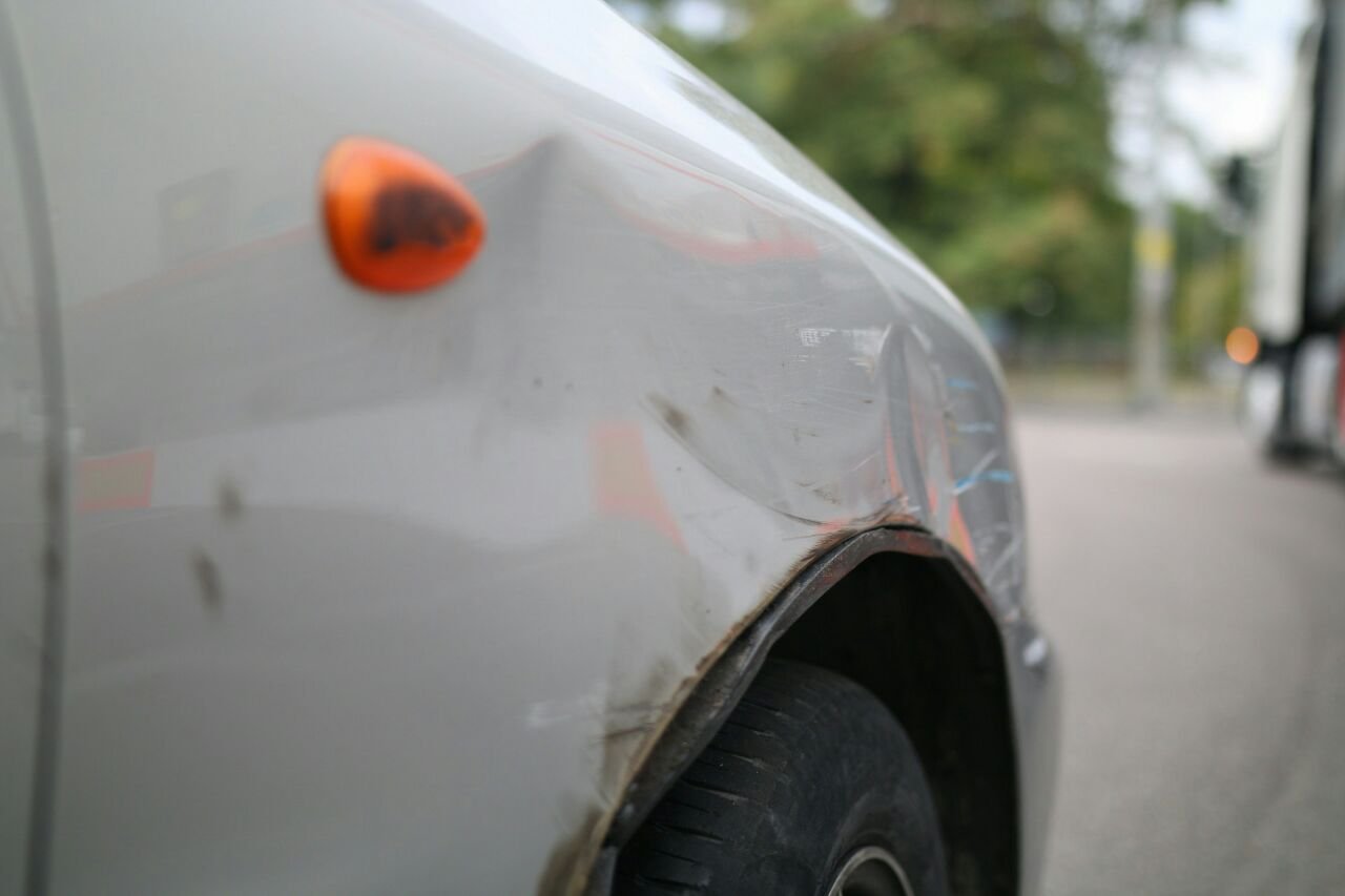 Возле ТЦ "Дафи" столкнулись фура и Daewoo: образовалась пробка 3