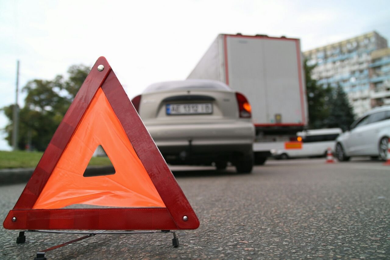 Возле ТЦ "Дафи" столкнулись фура и Daewoo: образовалась пробка 4