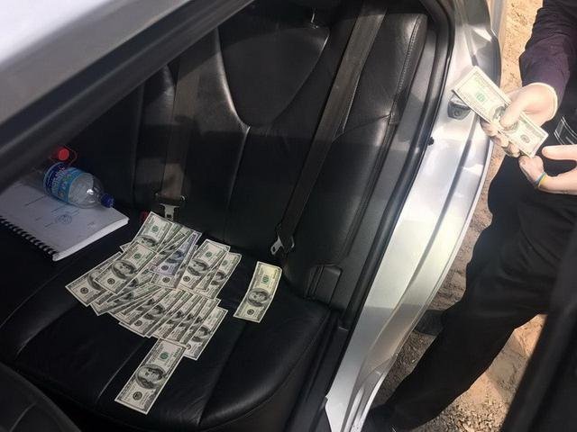 Старший следователь полиции в Днепре попался на взятке в 10 тысяч долларов 3