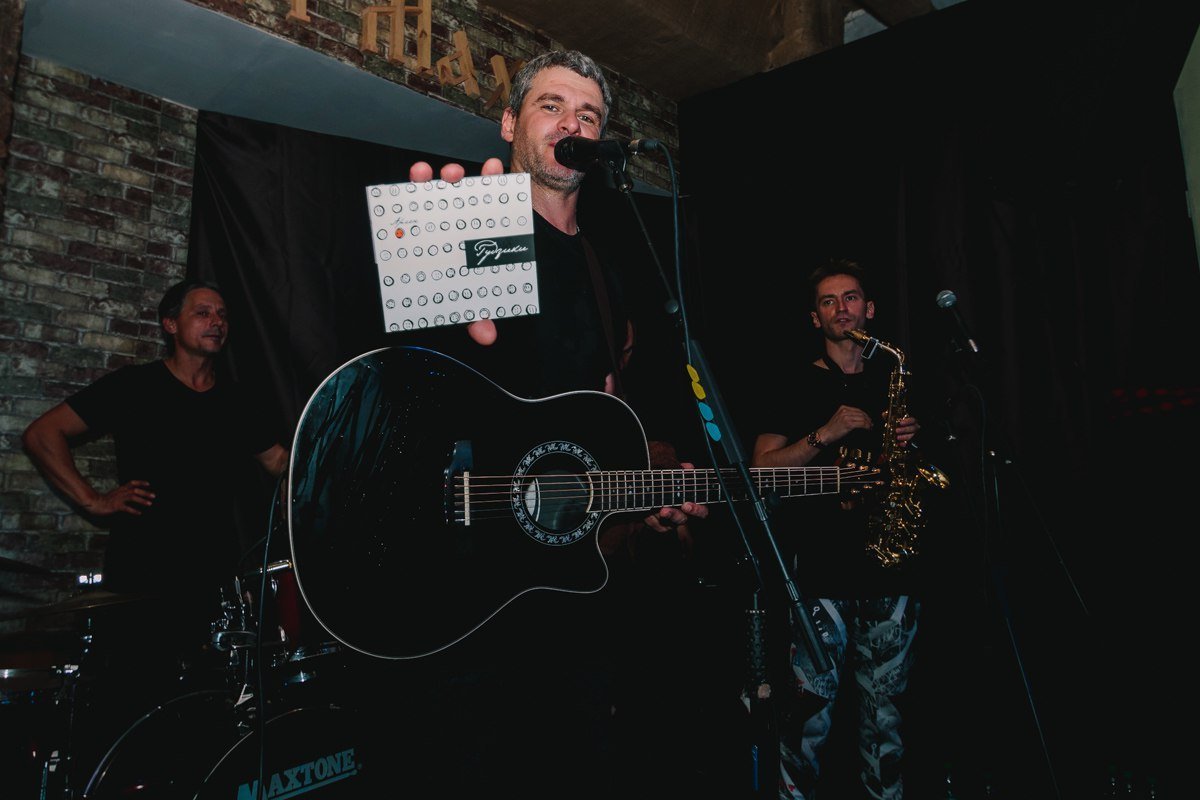 В Днепре украинский певец продал свой альбом за 3 тысячи гривен 3