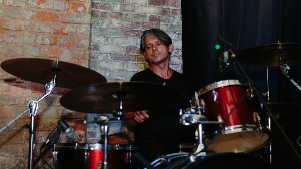 В Днепре украинский певец продал свой альбом за 3 тысячи гривен 16