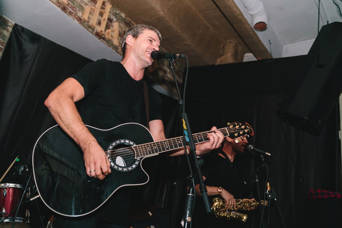 В Днепре украинский певец продал свой альбом за 3 тысячи гривен 18