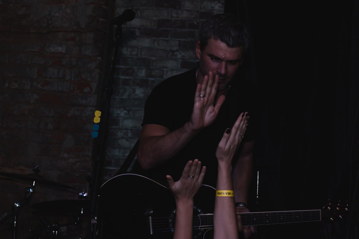 В Днепре украинский певец продал свой альбом за 3 тысячи гривен 20