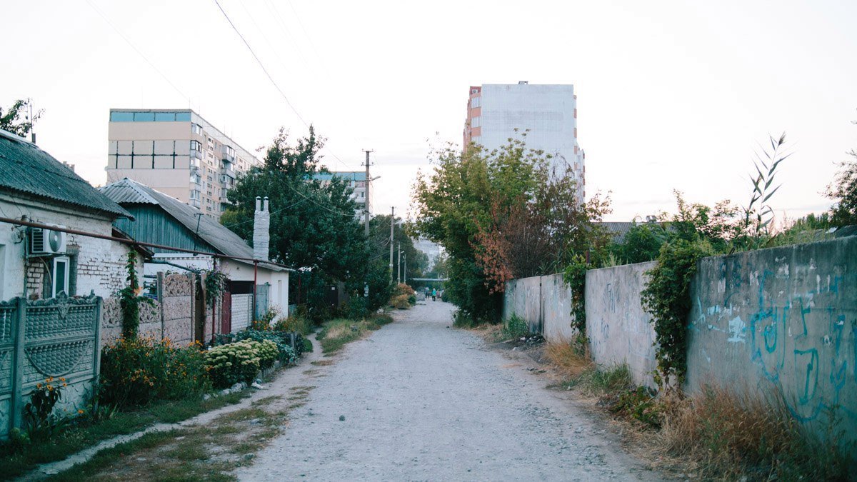 Жители улицы Елены Пчилки боятся взрыва газовой трубы из-за проезда большегрузов 2