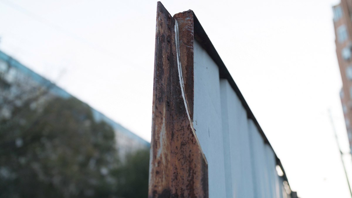 Жители улицы Елены Пчилки боятся взрыва газовой трубы из-за проезда большегрузов 3