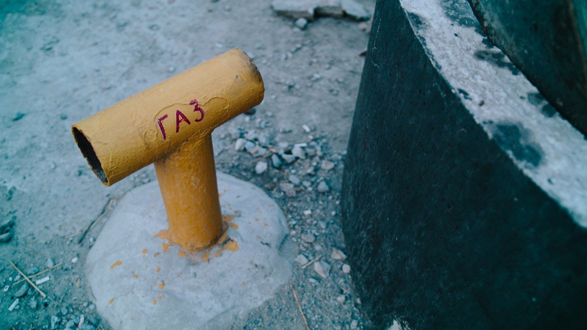 Жители улицы Елены Пчилки боятся взрыва газовой трубы из-за проезда большегрузов 4