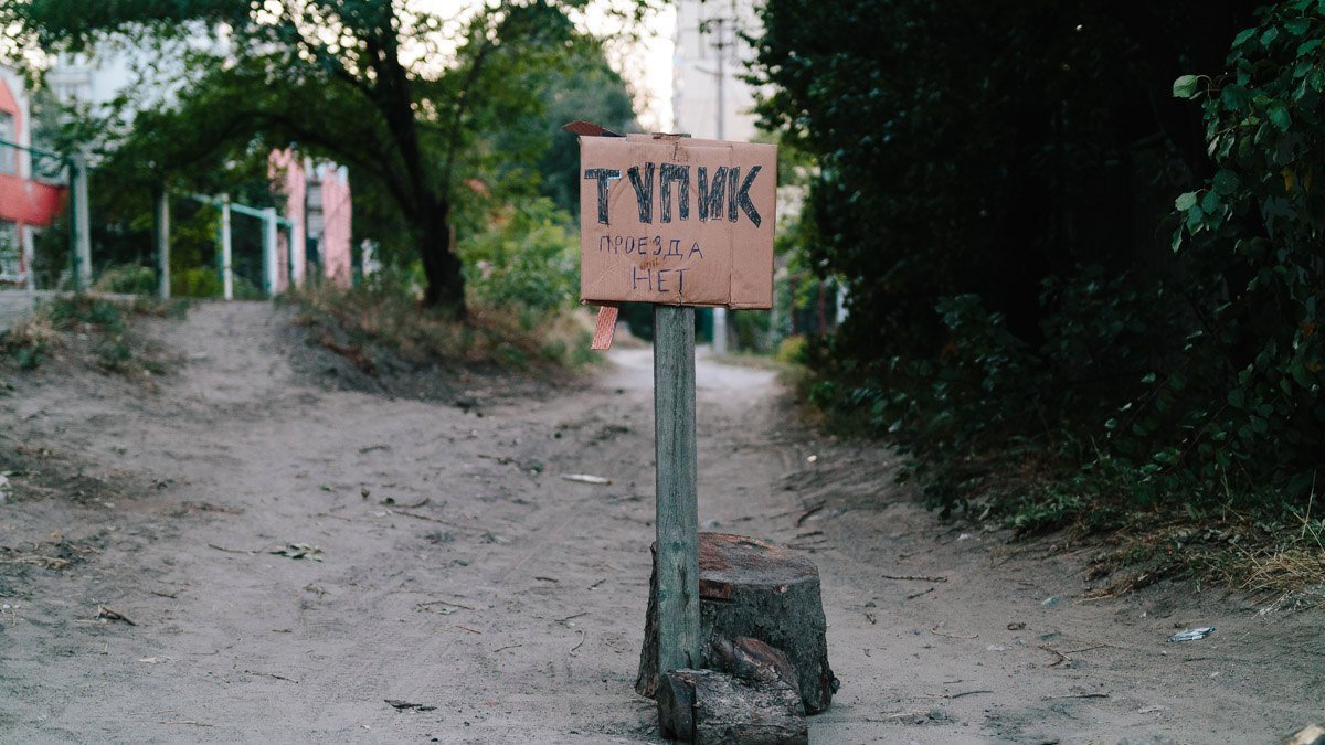 Жители улицы Елены Пчилки боятся взрыва газовой трубы из-за проезда большегрузов 9