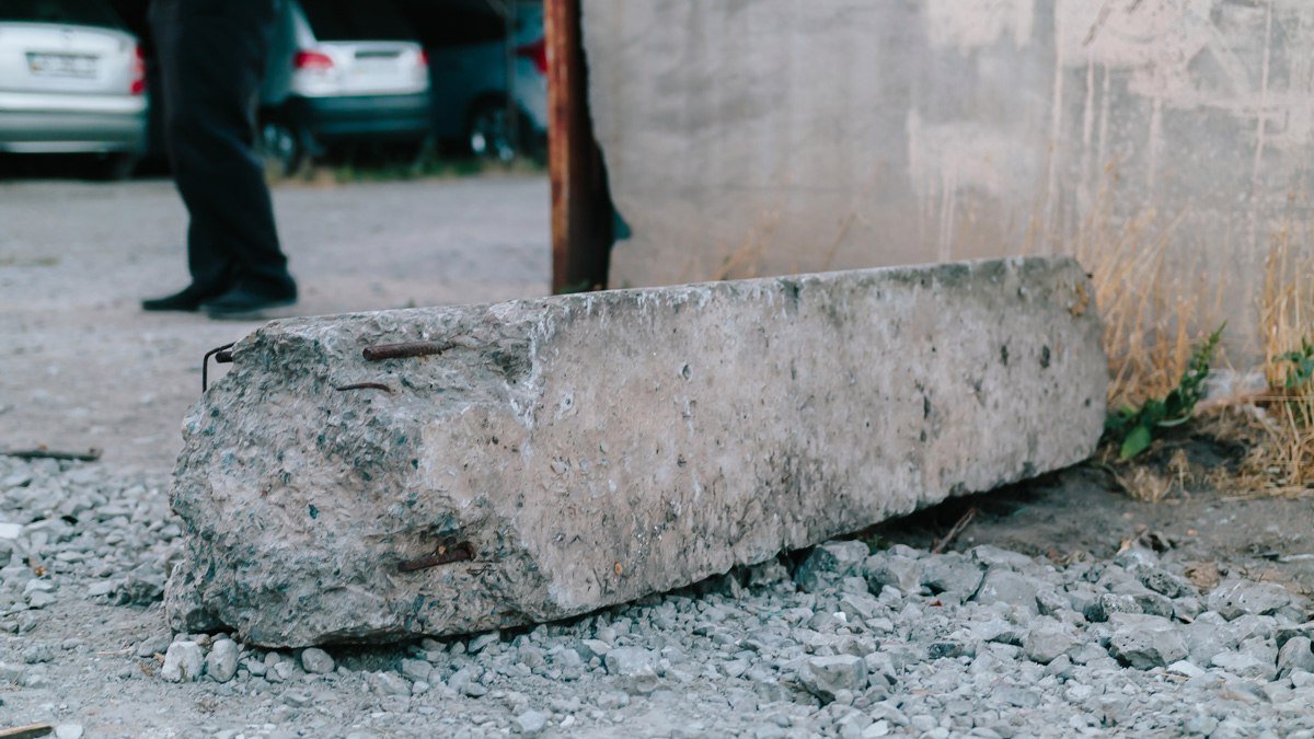 Жители улицы Елены Пчилки боятся взрыва газовой трубы из-за проезда большегрузов 11