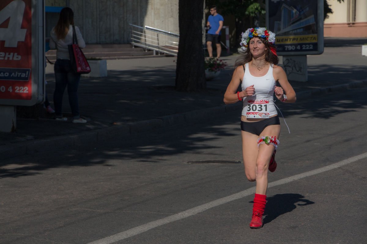 День Независимости в Днепре: полтысячи людей бежали по городу в вышиванках 1
