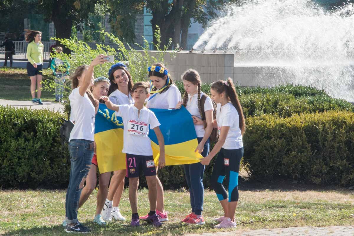 День Независимости в Днепре: полтысячи людей бежали по городу в вышиванках 2