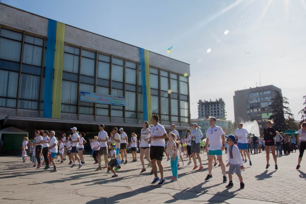 День Независимости в Днепре: полтысячи людей бежали по городу в вышиванках 5