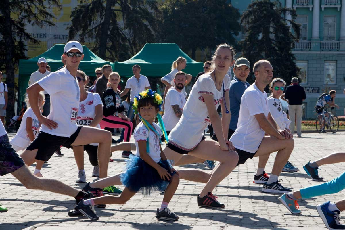 День Независимости в Днепре: полтысячи людей бежали по городу в вышиванках 6