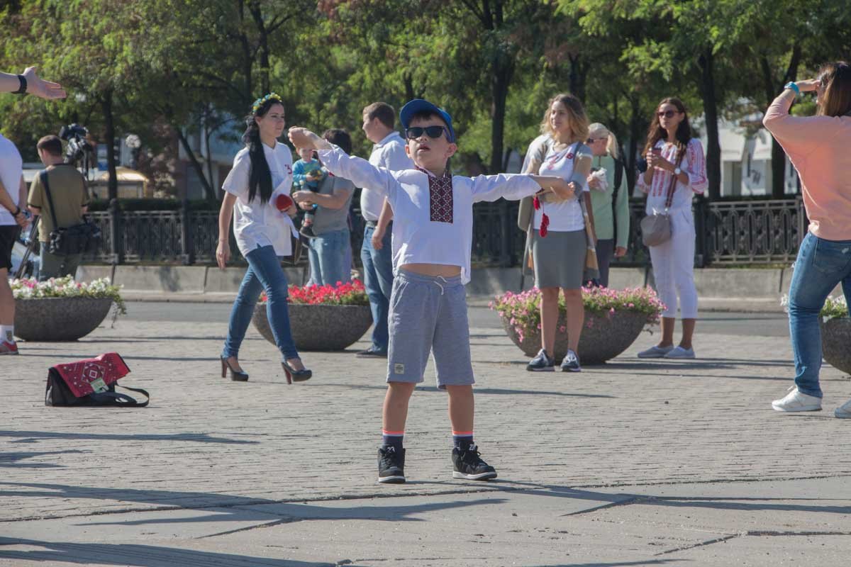 День Независимости в Днепре: полтысячи людей бежали по городу в вышиванках 8