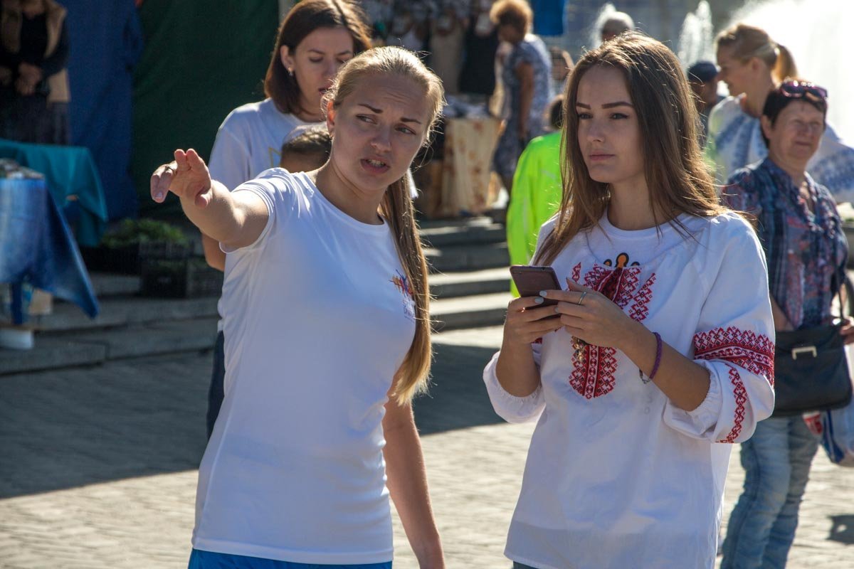 День Независимости в Днепре: полтысячи людей бежали по городу в вышиванках 9