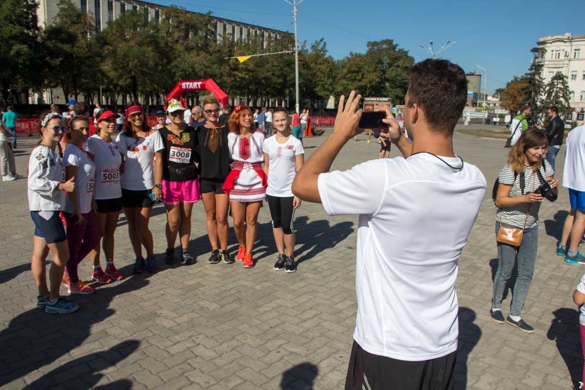 День Независимости в Днепре: полтысячи людей бежали по городу в вышиванках 10
