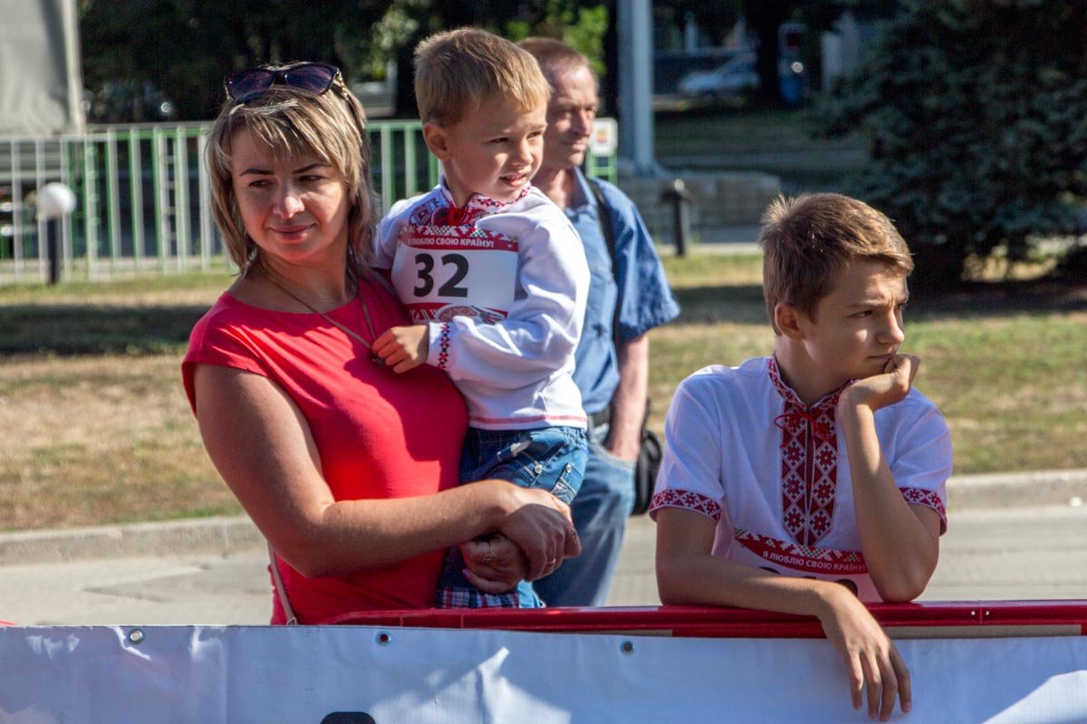 День Независимости в Днепре: полтысячи людей бежали по городу в вышиванках 11