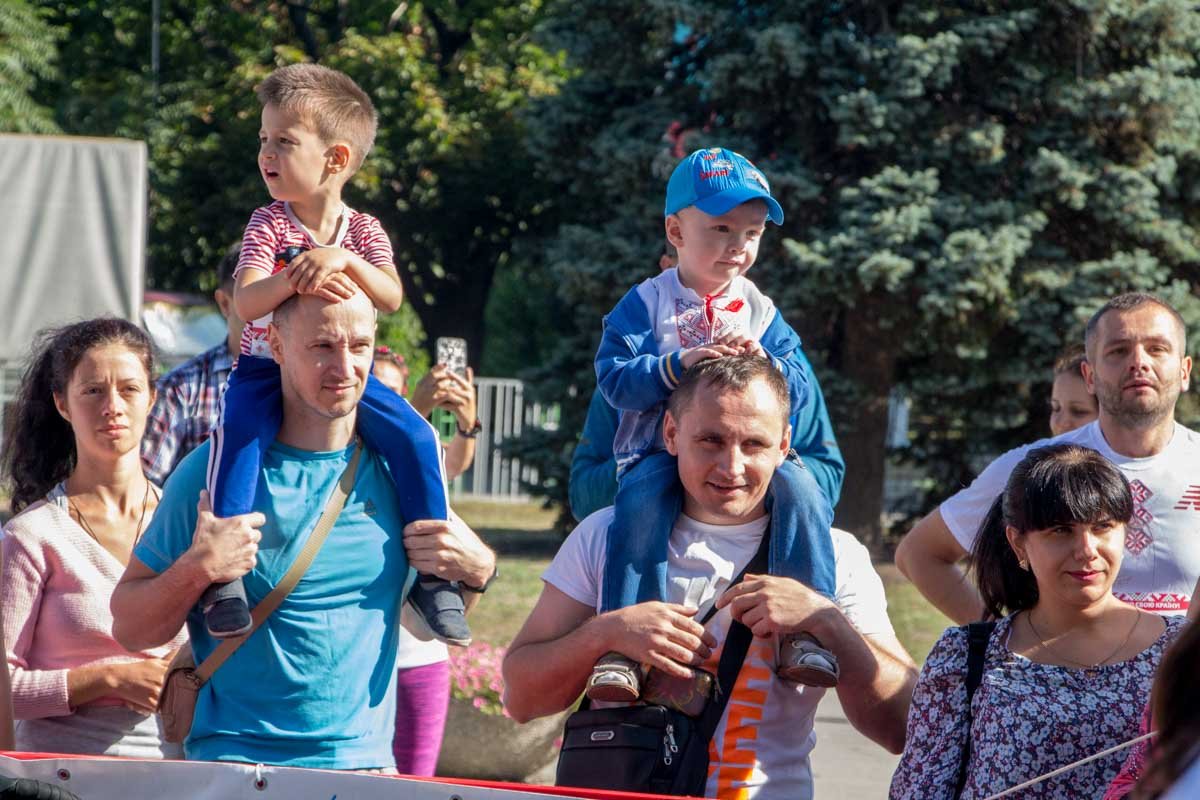 День Независимости в Днепре: полтысячи людей бежали по городу в вышиванках 12