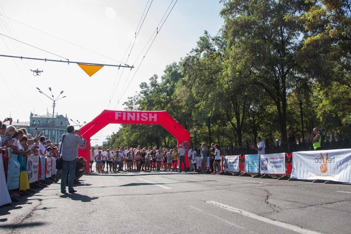День Независимости в Днепре: полтысячи людей бежали по городу в вышиванках 13