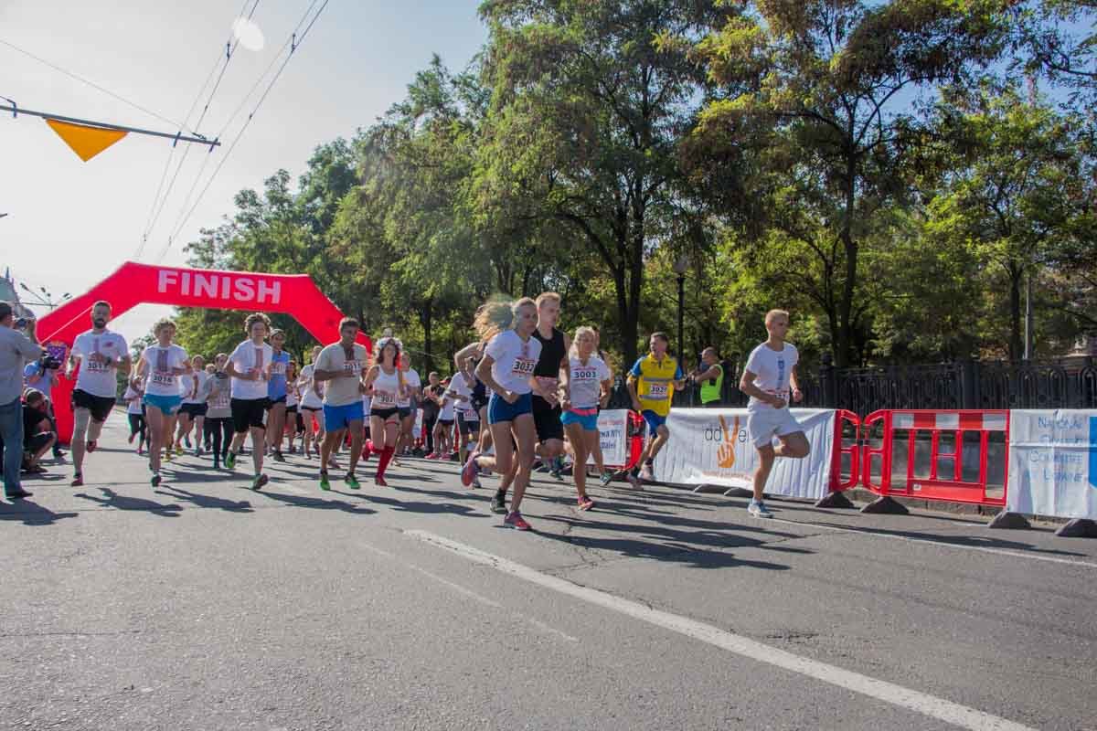 День Независимости в Днепре: полтысячи людей бежали по городу в вышиванках 14