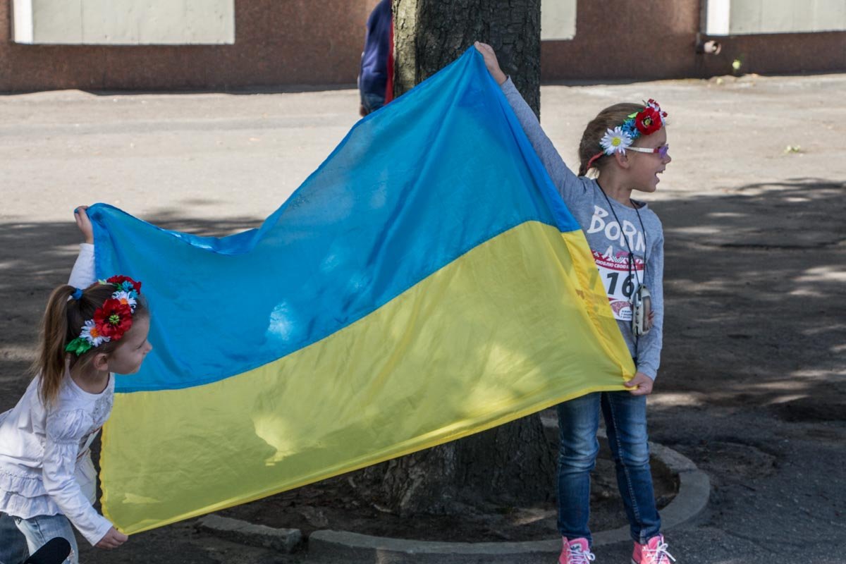 День Независимости в Днепре: полтысячи людей бежали по городу в вышиванках 15