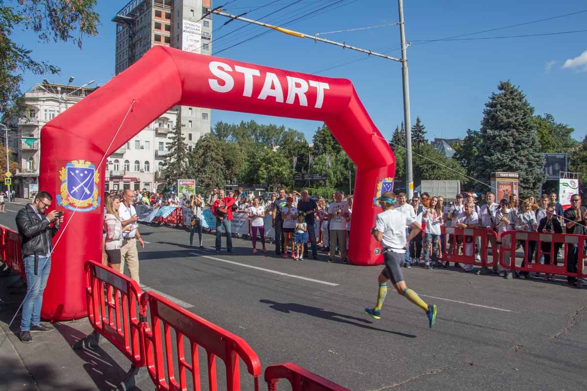 День Независимости в Днепре: полтысячи людей бежали по городу в вышиванках 16