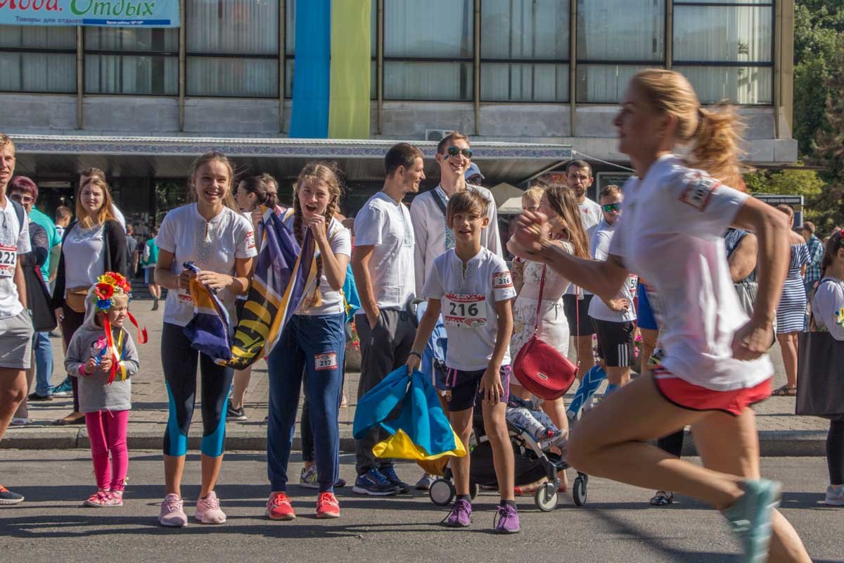 День Независимости в Днепре: полтысячи людей бежали по городу в вышиванках 17