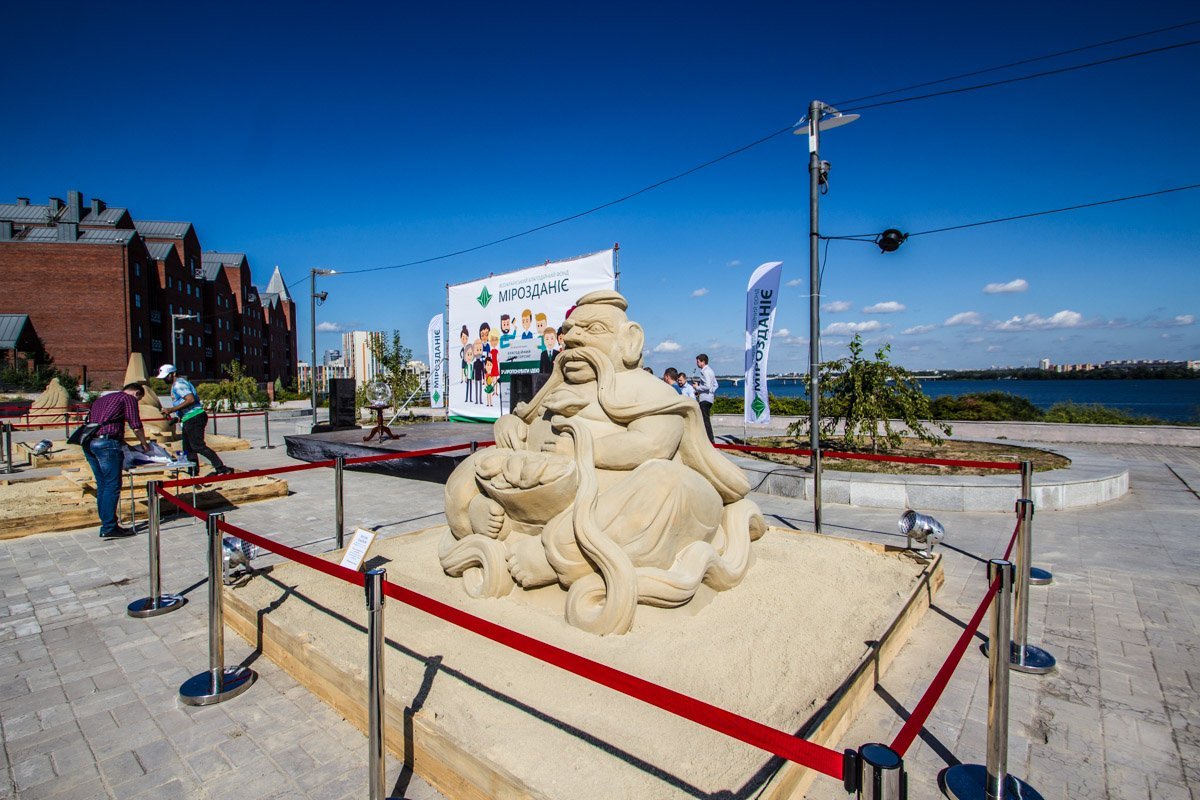 Сказочные герои и соло саксофона: в Днепре проходит фестиваль песка 1