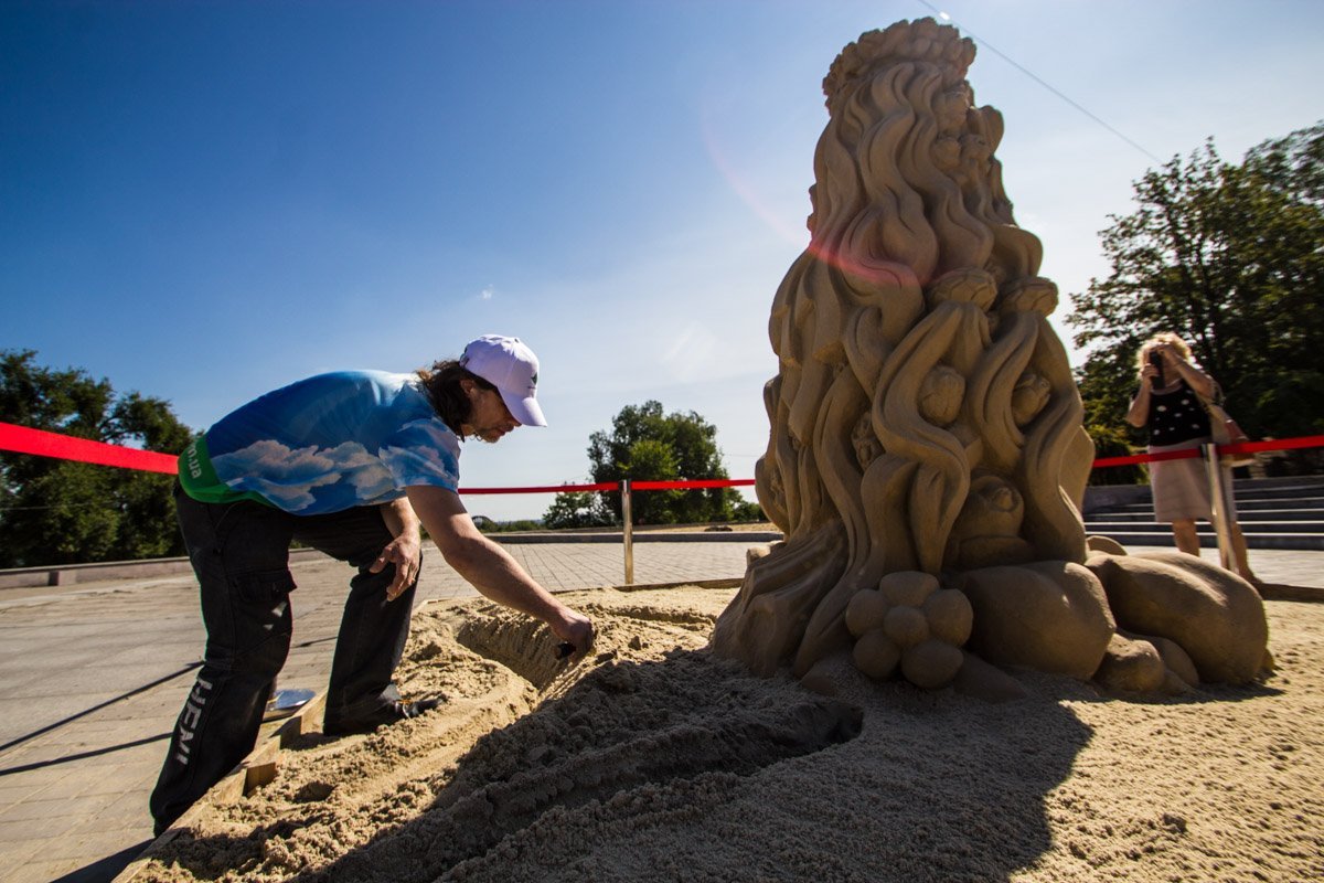 Сказочные герои и соло саксофона: в Днепре проходит фестиваль песка 2